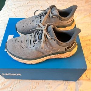Hoka One One Arahi 5- size 6.